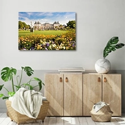 «Франция, Париж. Вид на Люксембургский дворец и цветы на переднем плане» в интерьере современной комнаты над комодом