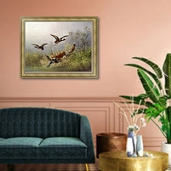 «Лиса гоняется за утками» в интерьере классической гостиной над диваном