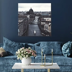 «Вид на Берлинский кафедральный собор» в интерьере современной гостиной в синем цвете
