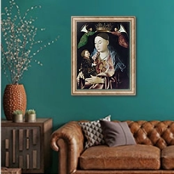 «Дева Мария и младенец 3» в интерьере гостиной с зеленой стеной над диваном