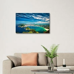 «Испания. Побережье Сан-Себастьяна» в интерьере современной светлой гостиной над диваном