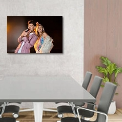 «man singing while holding microphone near happy blonde woman on black» в интерьере современного офиса над столом для конференций