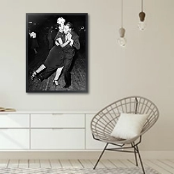 «История в черно-белых фото 1203» в интерьере белой комнаты в скандинавском стиле над комодом