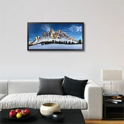 «Италия. Альпы. Панорама Гряды Гайслер» в интерьере современной комнаты с серой банкеткой