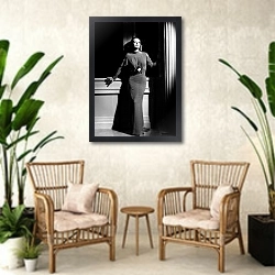 «Crawford, Joan 17» в интерьере комнаты в стиле ретро с плетеными креслами