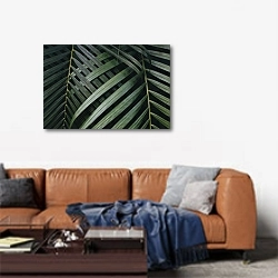 «Два зеленых пальмовых листа» в интерьере современной гостиной над диваном