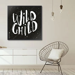 «Надпись wild child с оленем, соснами, звездами и горами» в интерьере белой комнаты в скандинавском стиле над комодом