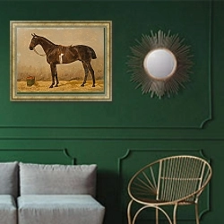 «Оседланный гнедой конь в конюшне» в интерьере классической гостиной с зеленой стеной над диваном