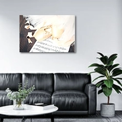 «Балетные пуанты и ноты» в интерьере офиса в зоне отдыха над диваном