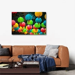 «Бумажные китайские фонарики» в интерьере современной гостиной над диваном