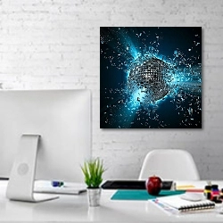 «Взрывающийся диско-шар» в интерьере светлого офиса с кирпичными стенами