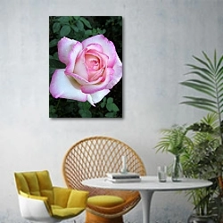 «Бело-розовая роза в каплях росы» в интерьере современной гостиной с желтым креслом