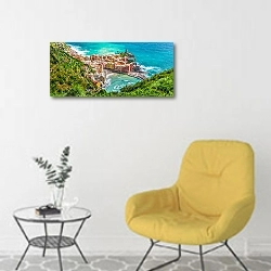 «Италия, Чинкве Терре. Панорамный вид с горы на Вернаццу» в интерьере светлой комнаты с желтым креслом