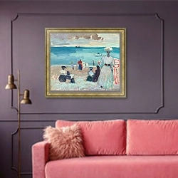 «пляж» в интерьере гостиной с розовым диваном