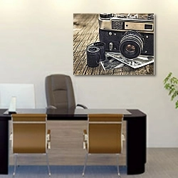 «Винтажная камера с чёрно-белыми снимками и плёнкой» в интерьере офиса над столом начальника