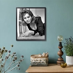 «Loren, Sophia 25» в интерьере в стиле ретро с бирюзовыми стенами