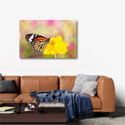 «Бабочка монарх на ярко-жёлтом цветке» в интерьере современной гостиной над диваном
