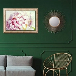 «Бледно-розовый пион крупным планом» в интерьере классической гостиной с зеленой стеной над диваном