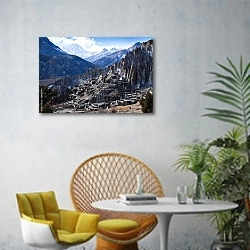 «Маленькая деревенька Брага в Гималаях, Непал» в интерьере современной гостиной с желтым креслом