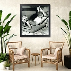 «Monroe, Marilyn 86» в интерьере комнаты в стиле ретро с плетеными креслами