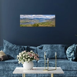 «Осуюс. Канада» в интерьере стильной синей гостиной над диваном