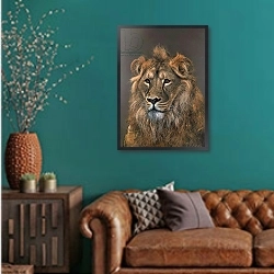 «Asiatic Lion, 2015, 1» в интерьере гостиной с зеленой стеной над диваном