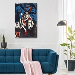 «Kämpfe – Qualen der Liebe» в интерьере современной гостиной над синим диваном