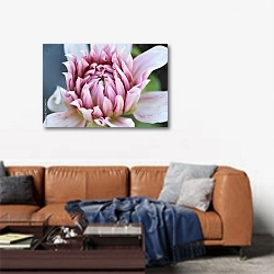 «Цветок пиона крупным планом» в интерьере современной гостиной над диваном