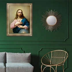 «Христос со сферой» в интерьере классической гостиной с зеленой стеной над диваном