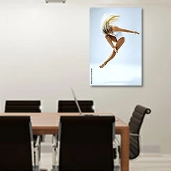 «Танцовщица в прыжке» в интерьере конференц-зала над столом