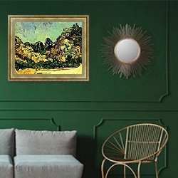 «Горы в Сен-Реми и темный дом» в интерьере классической гостиной с зеленой стеной над диваном