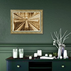 «Spinner in Lancaster Cotton Mills, South Carolina, 1908» в интерьере прихожей в зеленых тонах над комодом