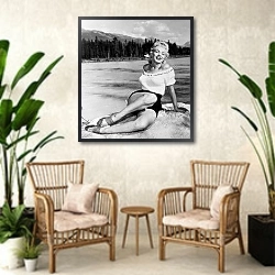 «Monroe, Marilyn 56» в интерьере комнаты в стиле ретро с плетеными креслами