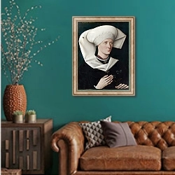 «Портрет женщины из Священной Семьи» в интерьере гостиной с зеленой стеной над диваном