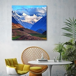 «Непал. Горный закат в Гималаях №2» в интерьере современной гостиной с желтым креслом