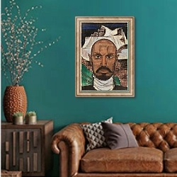 «Автопортрет с изображением Ширхорна» в интерьере гостиной с зеленой стеной над диваном