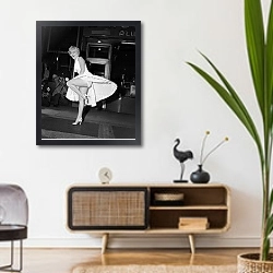 «Monroe, Marilyn (Seven Year Itch, The) 7» в интерьере комнаты в стиле ретро над тумбой