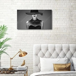 «Элегантная женщина в шляпе» в интерьере современной спальни в белом цвете с золотыми деталями