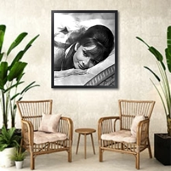 «Hepburn, Audrey 77» в интерьере комнаты в стиле ретро с плетеными креслами