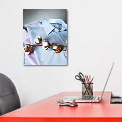 «Классические хлопковые рубашки» в интерьере офиса над рабочим местом сотрудника