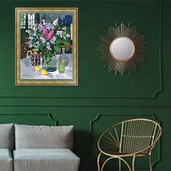 «Lilacs, 1915» в интерьере классической гостиной с зеленой стеной над диваном