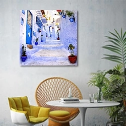 «Улица в синем городе Шефшауэн, Марокко» в интерьере современной гостиной с желтым креслом