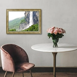 «Водопад в сердце Норвегии: Лаутербруннен, фьельд и мистика природы» в интерьере в классическом стиле над креслом