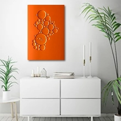 «Оранжевые пузыри» в интерьере светлой минималистичной гостиной над комодом