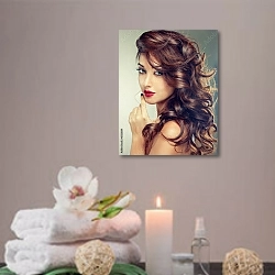 «Модель с красивыми вьющимися волосами» в интерьере салона красоты