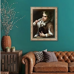 «Выпивающий молодой человек» в интерьере гостиной с зеленой стеной над диваном