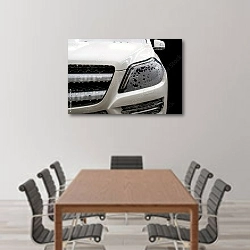 «Белый автомобиль в пене» в интерьере конференц-зала над столом для переговоров