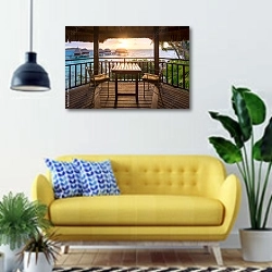 «Закат в Карибском море» в интерьере современной гостиной с желтым диваном