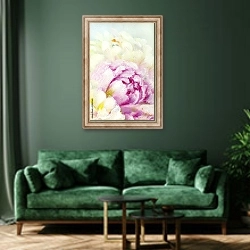 «Розовые и белые цветы пионов в белой вазе, деталь 1» в интерьере зеленой гостиной над диваном