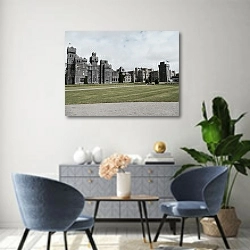 «Ирландский замок Конг» в интерьере современной гостиной над комодом